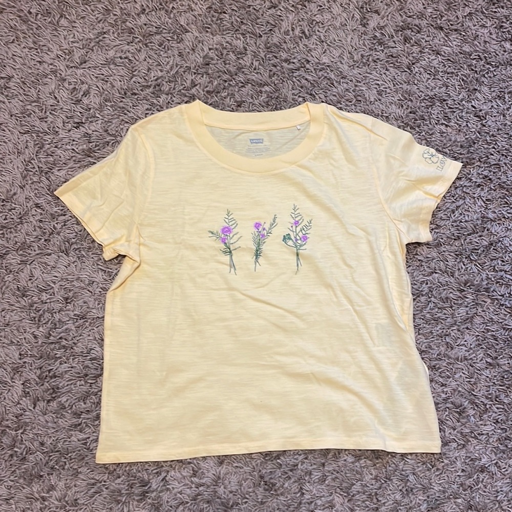 Levi’s yellow short sleeve shirt with flowers Size small